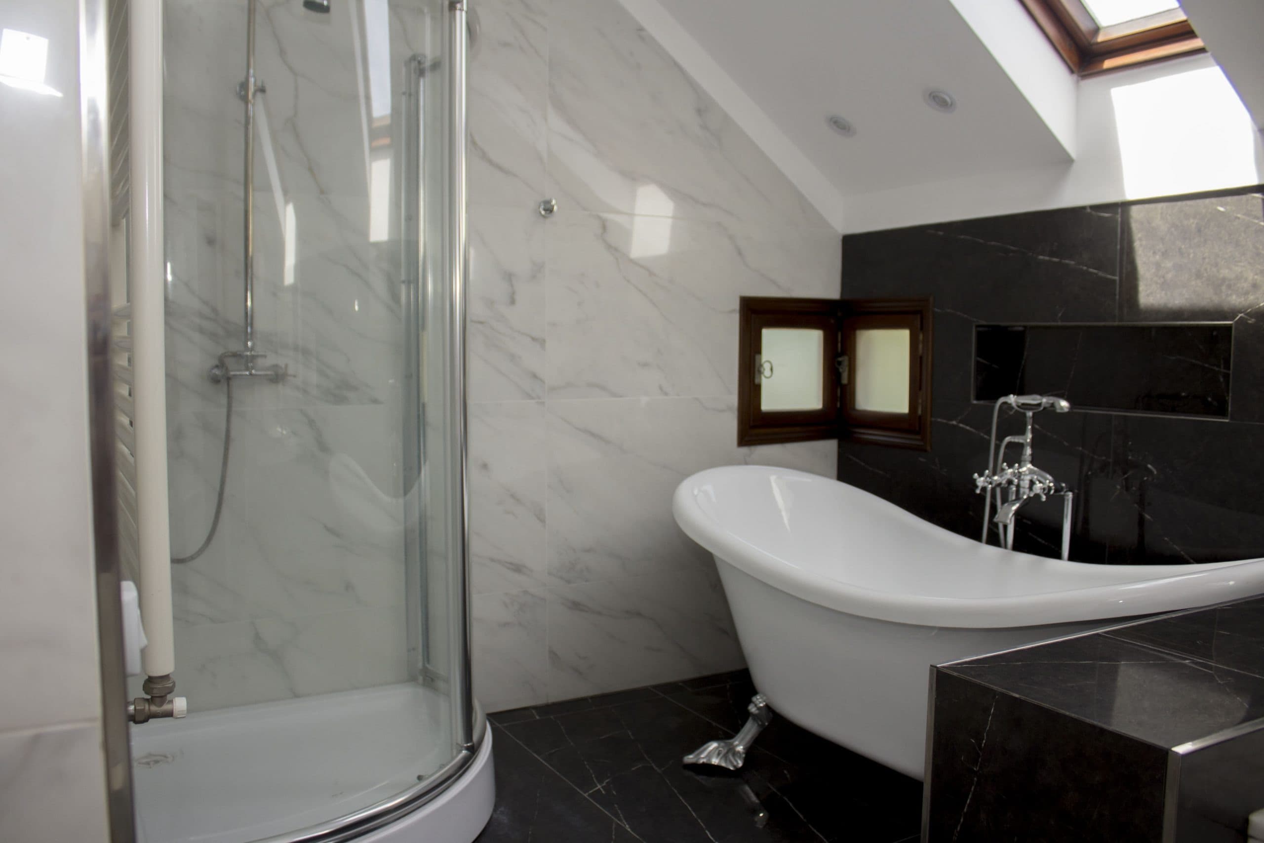 Baño con bañera y ducha