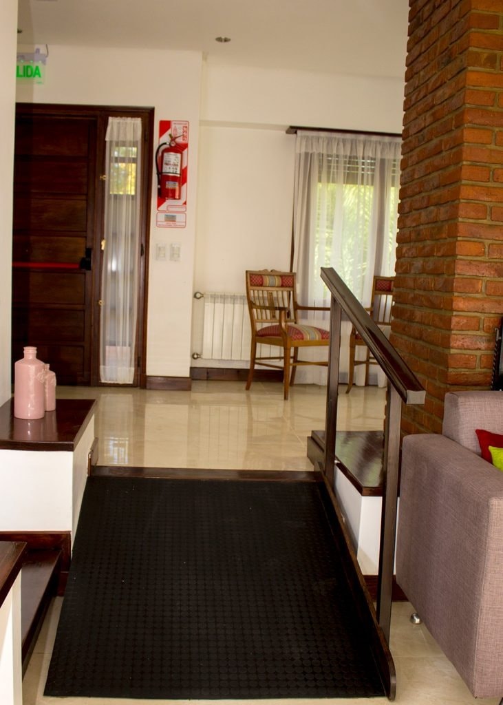 Rampa interior y espacios accesibles de la residencia