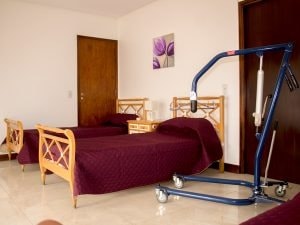 Habitación equipada con grúa de asistencia para la movilidad