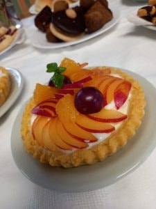 Plato de comida gourmet elaborado en la residencia