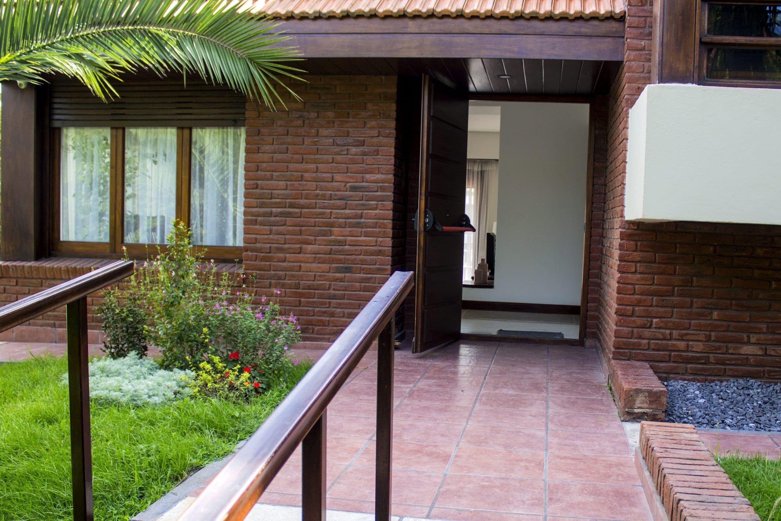 Acceso con rampa y jardín de la residencia