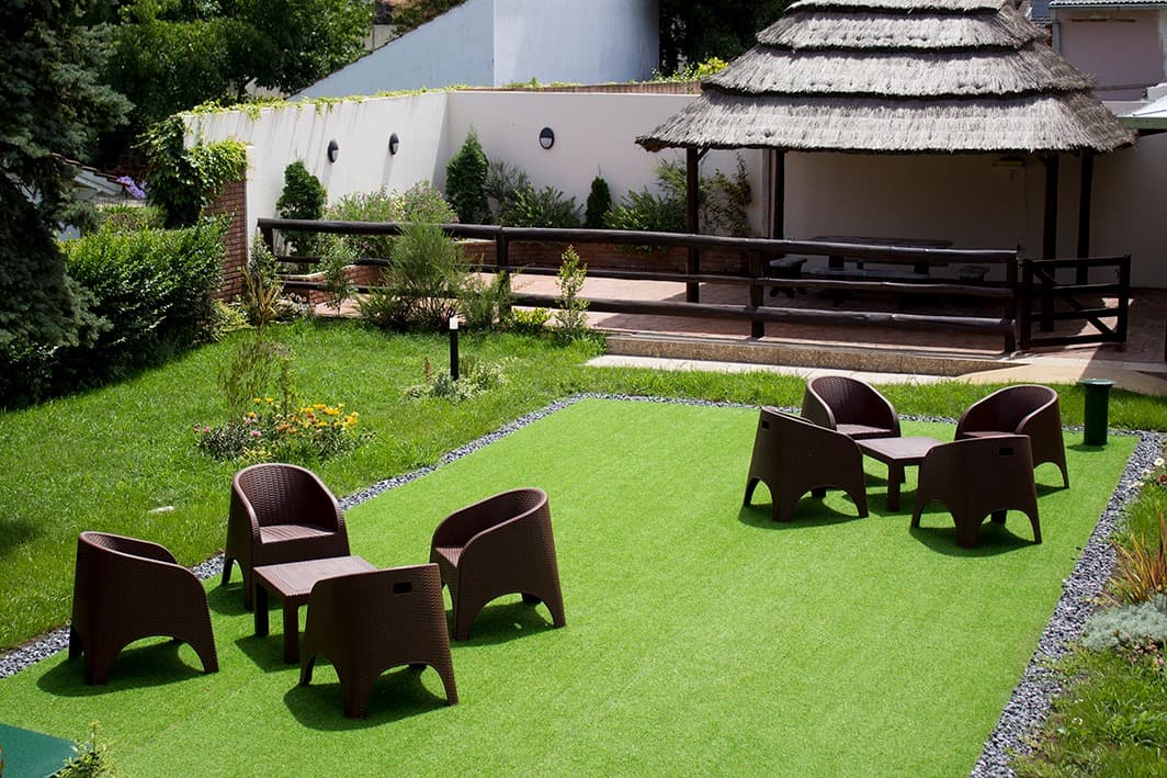 Sala de estar de Rincón de Lila con sillones clásicos y ventanales al parque
