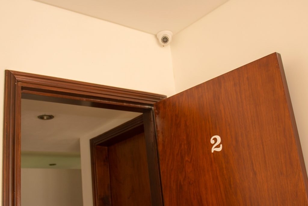Cámara de seguridad sobre el acceso a una habitación